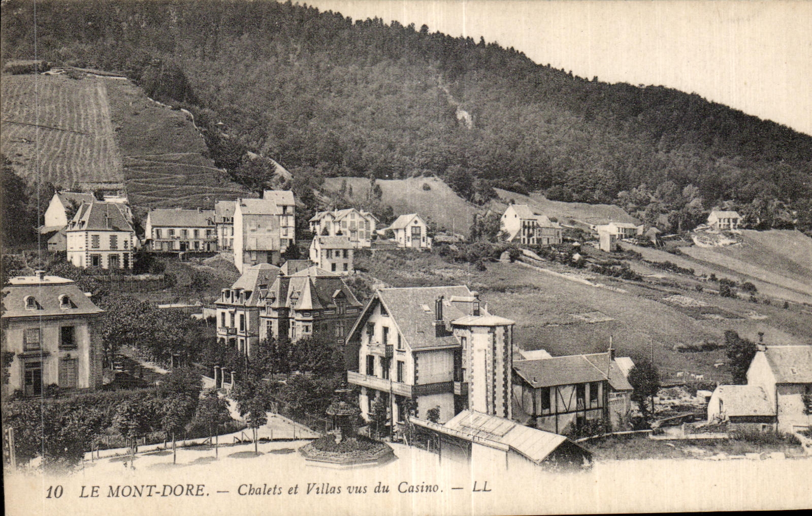 CPA Le Mont Dore chalets et villas vus du casino