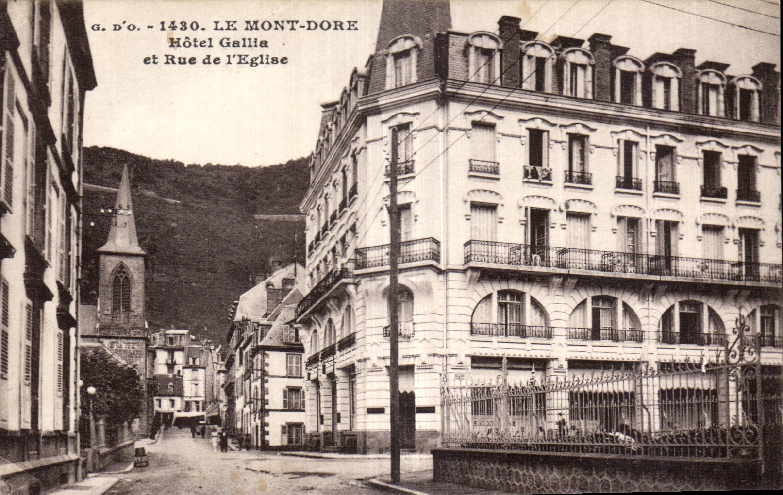 CPA Le Mont Dore Hotel Gallia et rue de l eglise 