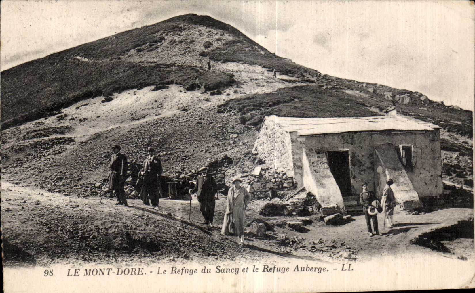 CPA Le Mont Dore le refuge du Sancy et le refuge Auberge 