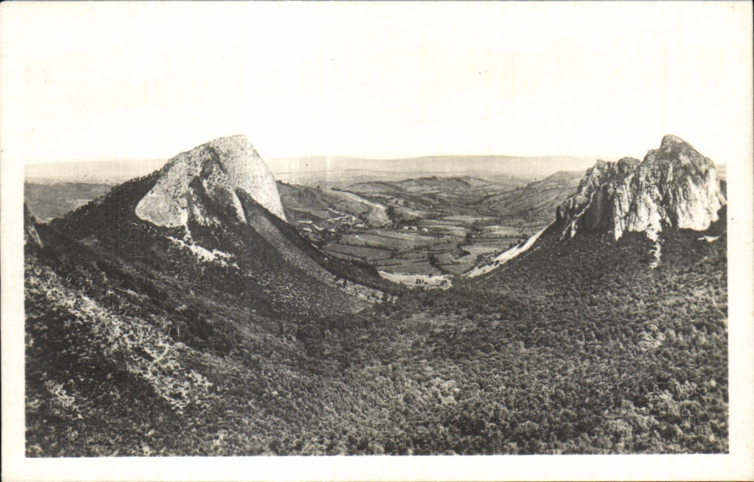 Vue panoramique des monts de la vallée — éditeur CPAPHIL, n° de série non lisible