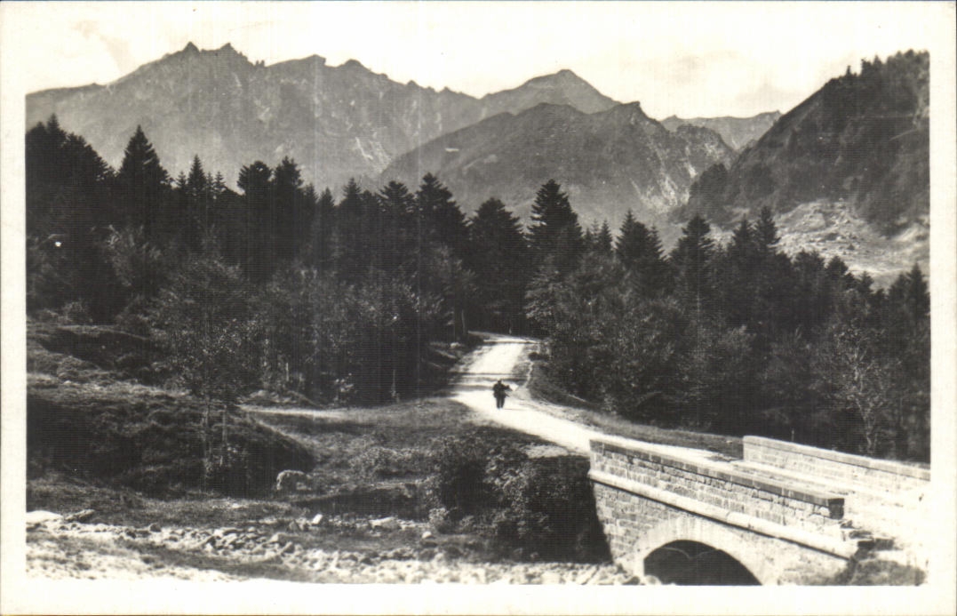 Paysage montagneux avec pont en pierre — éditeur CPAPHIL, n° de série non lisible