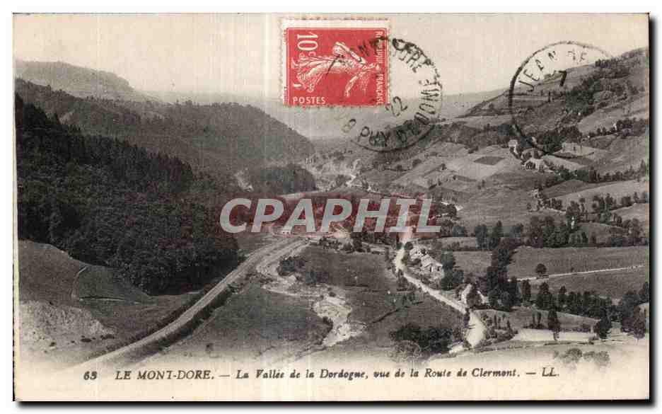 CPA Le Mont Dore Le Vallie de la Dordogne vue de la Route de Clermont
