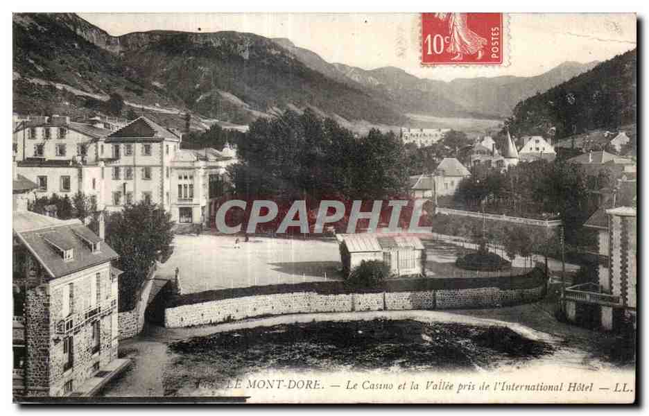 CPA Le Mont Dore Le Casino et la Vallee pris de l International Hotel