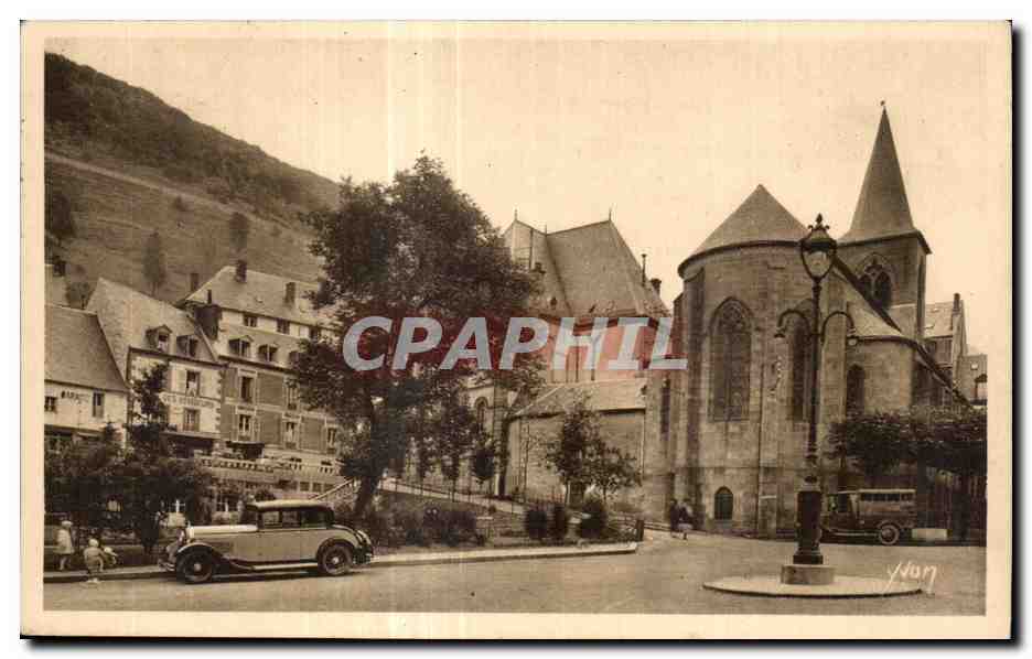 CPA Le Mont Dore (Puy de Dome) La Place des Moulms et I Eglise St Pardox