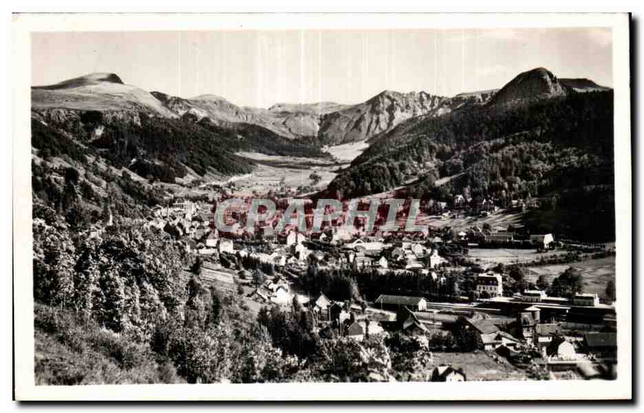 CPA Mont Dore Les Bains (P -de-D ) Vue generale de la ville De gauche a droite
