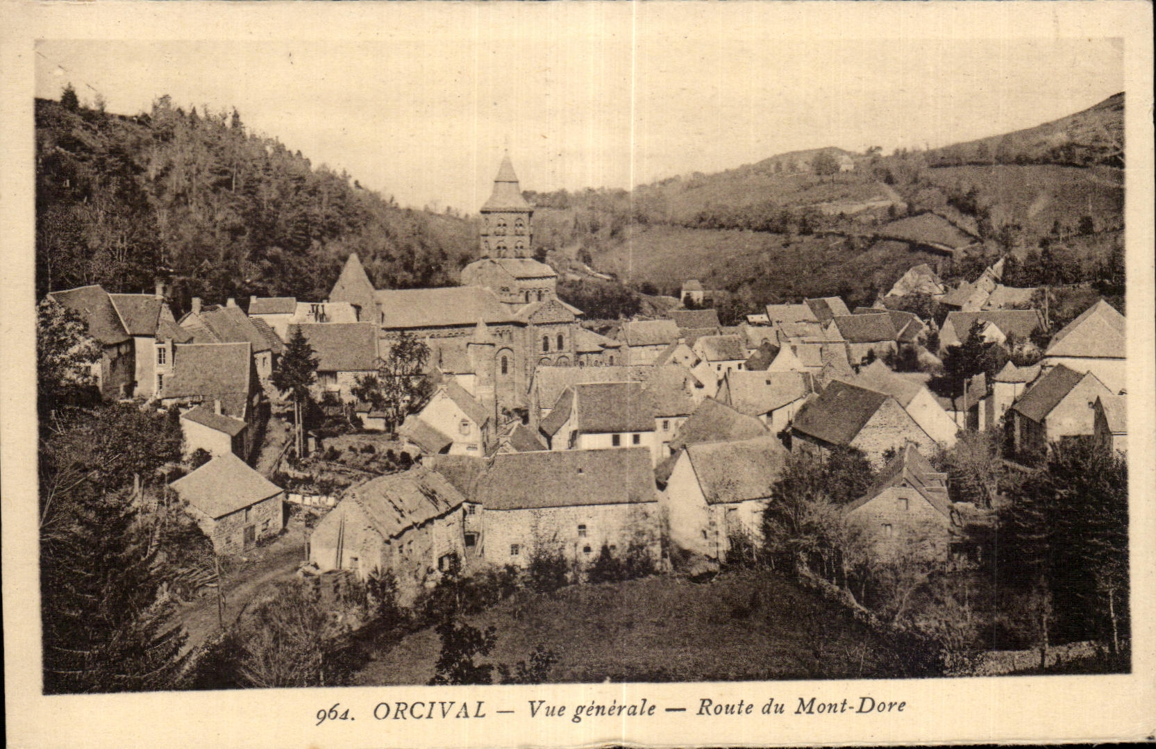 Orcival — Vue générale — Route du Mont-Dore
