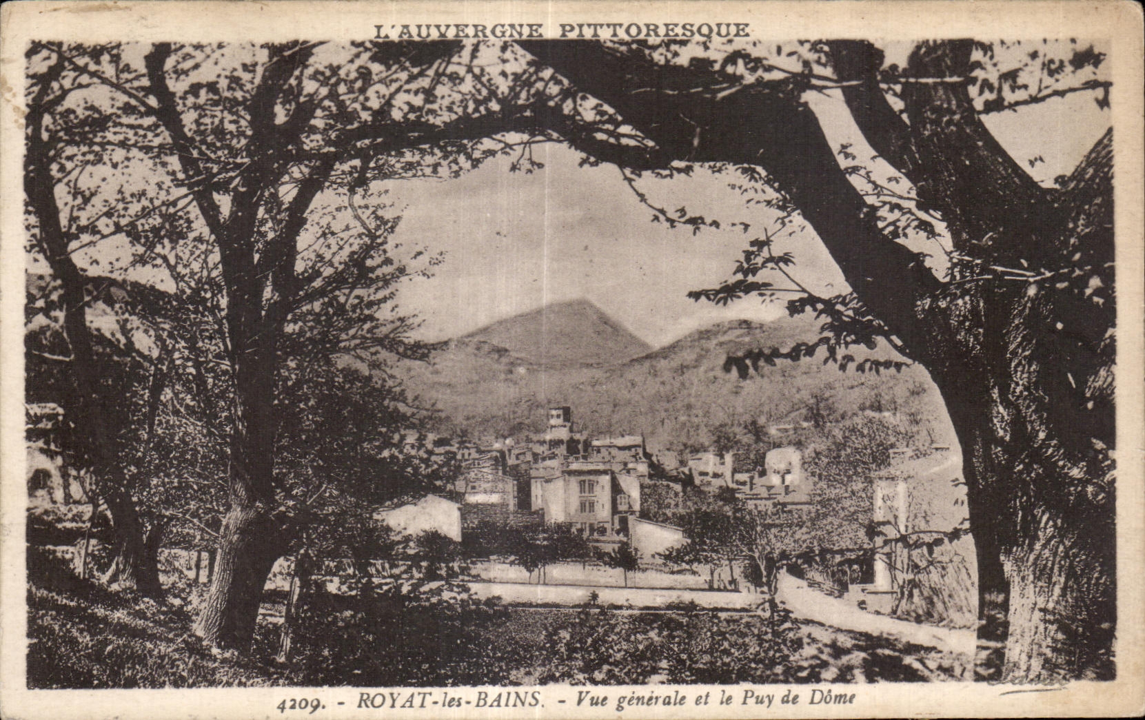 Royat - Vue Generale et le Puy de Dome - CPA