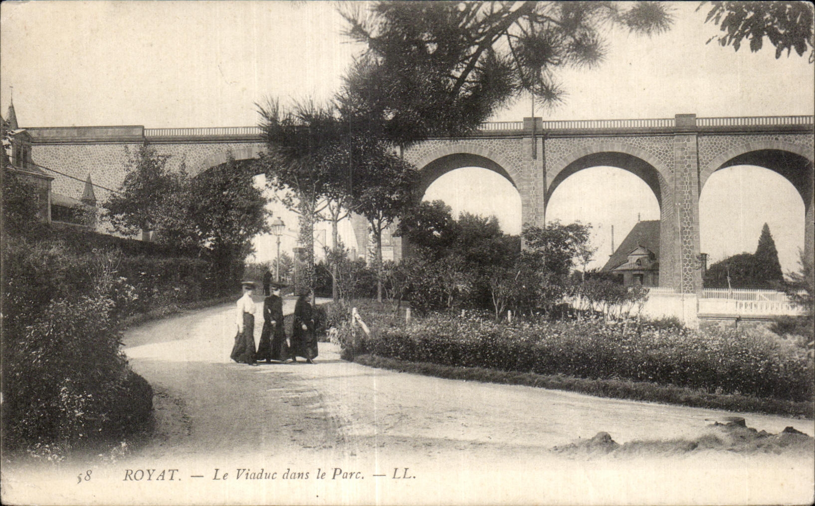 Royat — Le Viaduc dans le Parc — LL.