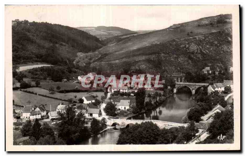 Village au bord d'un fleuve — ponts et collines — éditeur CAP, n° de série non visible