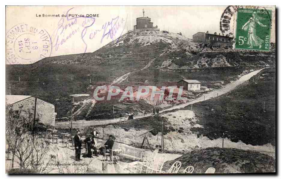 Le Sommet du PUY-de-DOME — vue panoramique avec observatoire — Reproduction Interdite