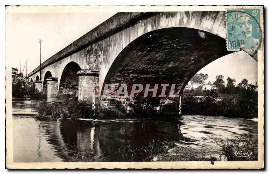 Pont à arches sur un fleuve — vue en noir et blanc — éditeur Caim, n° de série non visible