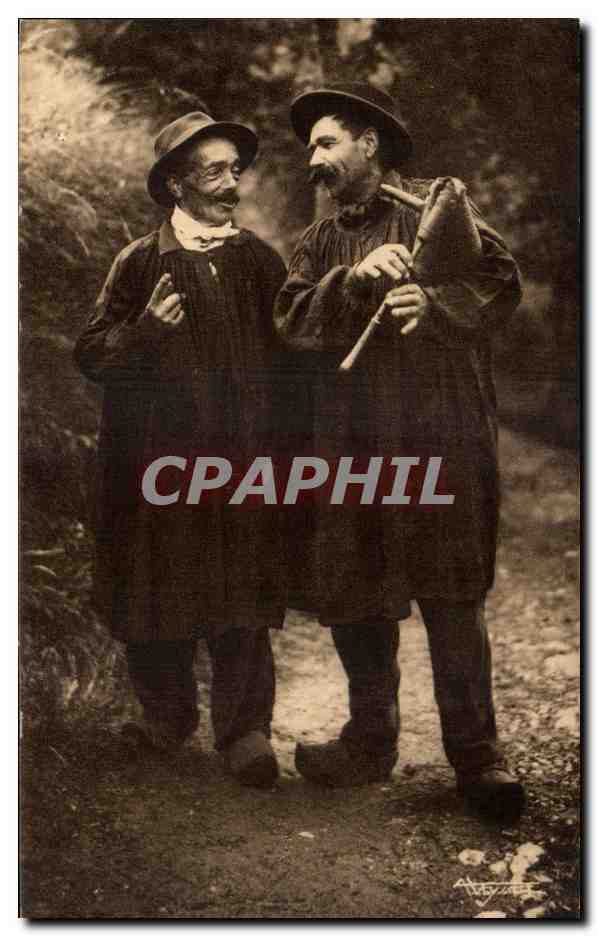Deux hommes en tenue traditionnelle — scène de rue — photographe Auguste
