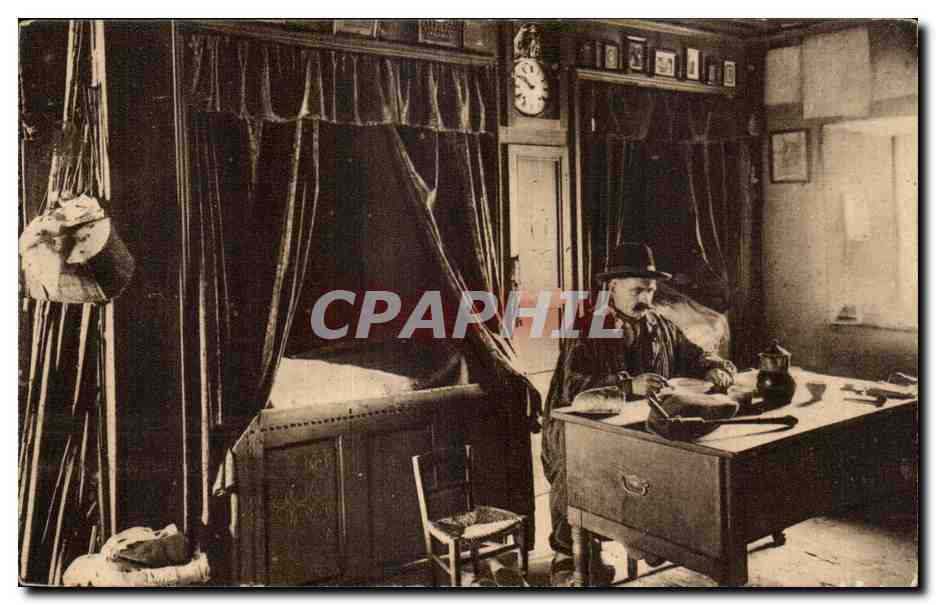 Intérieur d'une chambre — homme à la table — éditeur CPAPHIL