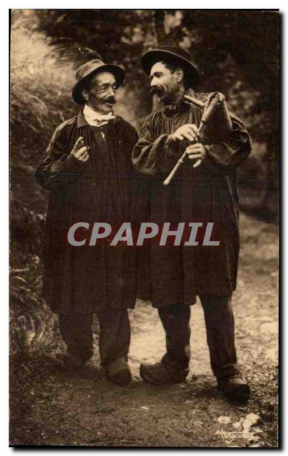 Deux hommes en tenue traditionnelle — dans un cadre naturel — éditeur anonyme, n° de série non visible