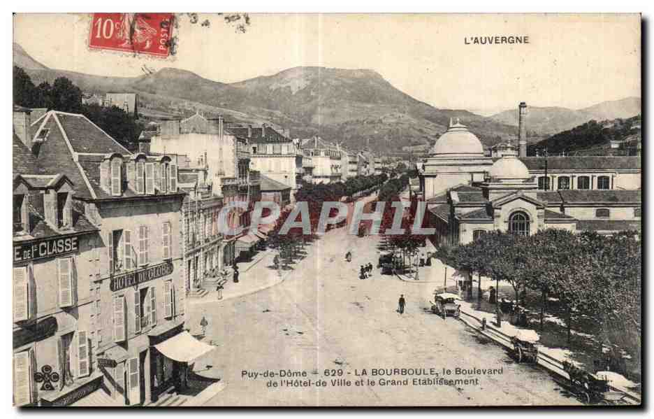 CPA La Bourboule Le Boulevard de I Hotel de Ville et le Grand Etabliseement
