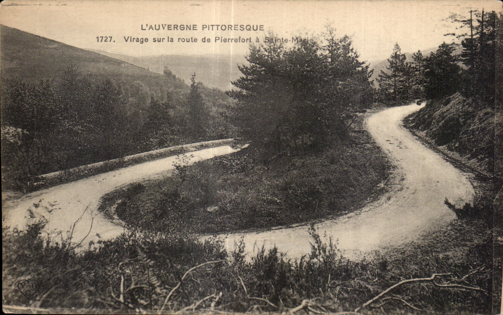 L'Auvergne pittoresque — Virage sur la route de Pierrefort à Sainte-Marie — Éditeur L'Auvergne Pittoresque, n° 1727