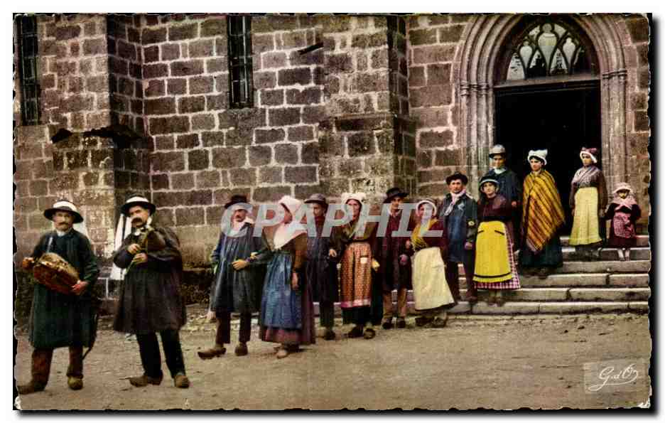 Groupe de personnes en costume traditionnel — devant une église en pierre — éditeur Gaubert, n° 63