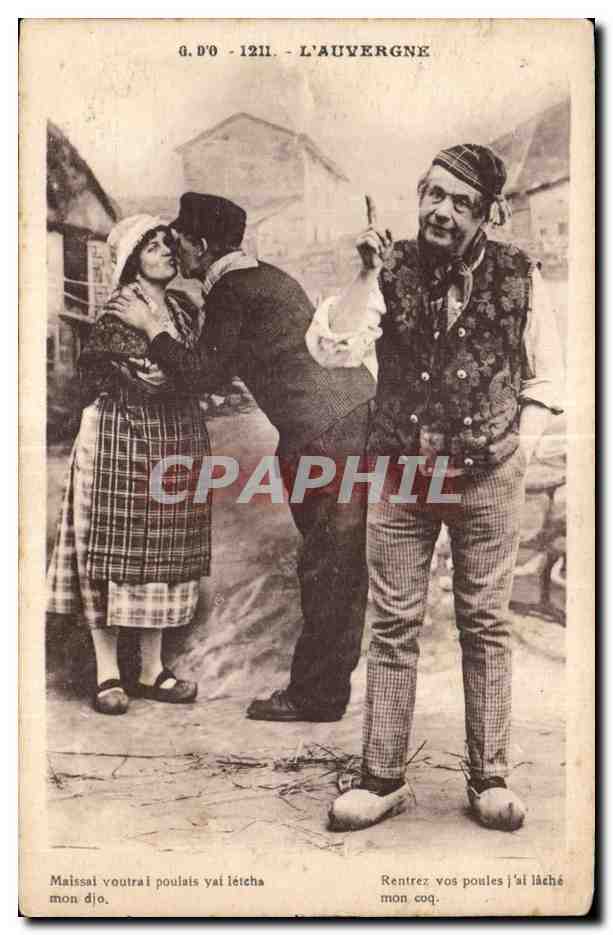 L'Auvergne — Scène de village avec couple et homme en costume traditionnel — G.D'O. - 1211