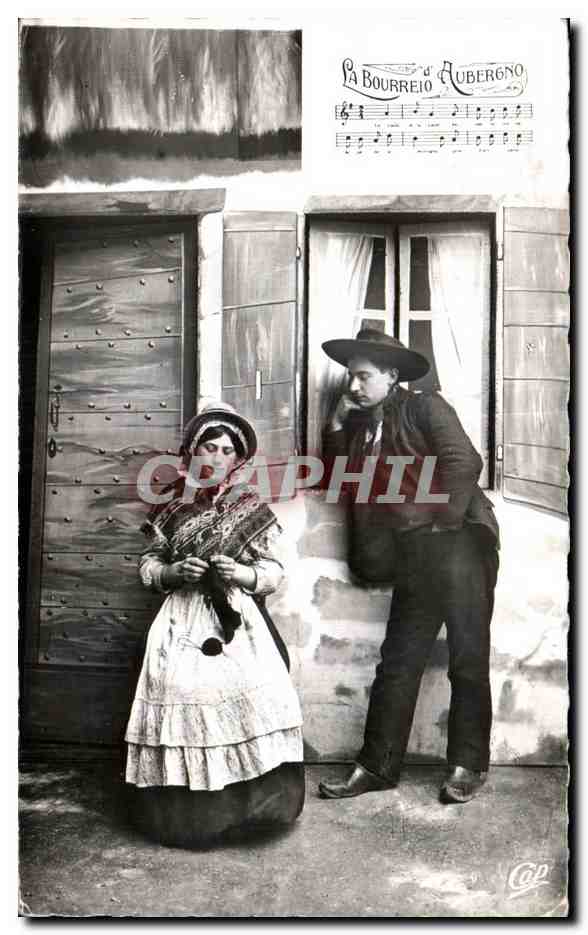 Scène de rue — couple en tenue traditionnelle — éditeur Cap