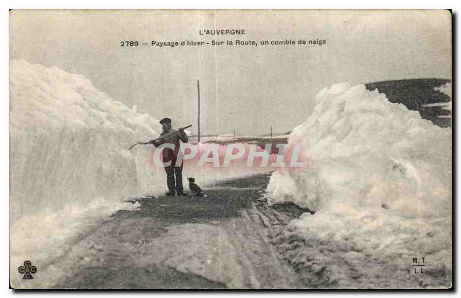 L'Auvergne — Paysage d'hiver — Sur la Route, un combles de neige — M.T. I.L.