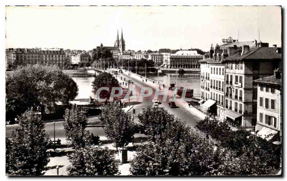 CPA Bayonne L adour Le Pont St Esprit et la Cathedrale