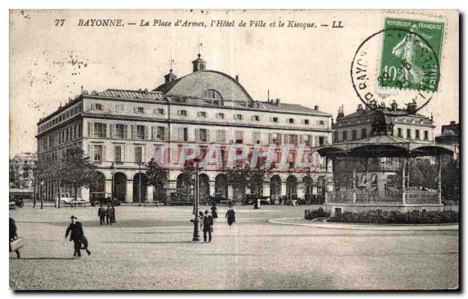 CPA Bayonne La Place d Armes I hotel de Ville et le Kiosque