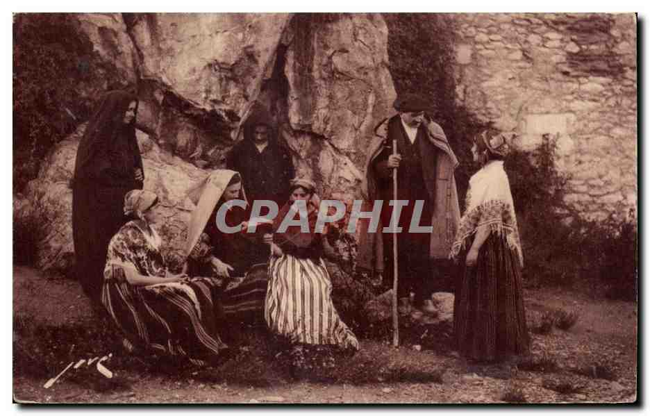 Groupe de personnes en tenue traditionnelle — scène de campement — éditeur J. Jure (signature visible en bas à gauche)