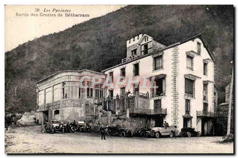 CPA Les Pyrenees Sortie des Grottes de Betharram