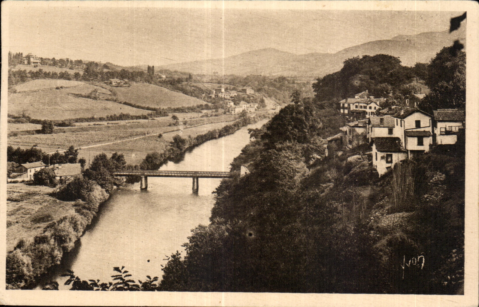 CPA Le Pays Basque Cambo les Bains (Basses Pyrenees) A cheval sur la Nive le Bas et le Haut Cambo