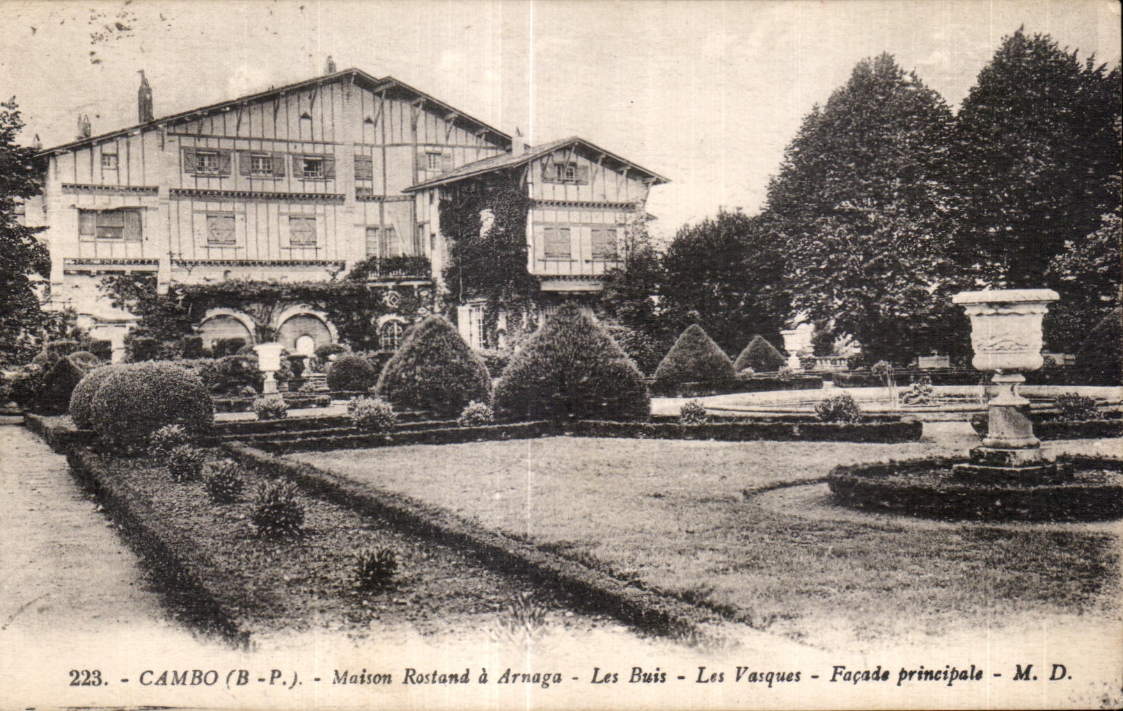 Cambo (B-P.) - Rostand-Haus in Arnaga - Die Buchsbaumhecken - Die Vasen - Hauptfassade - M. D.