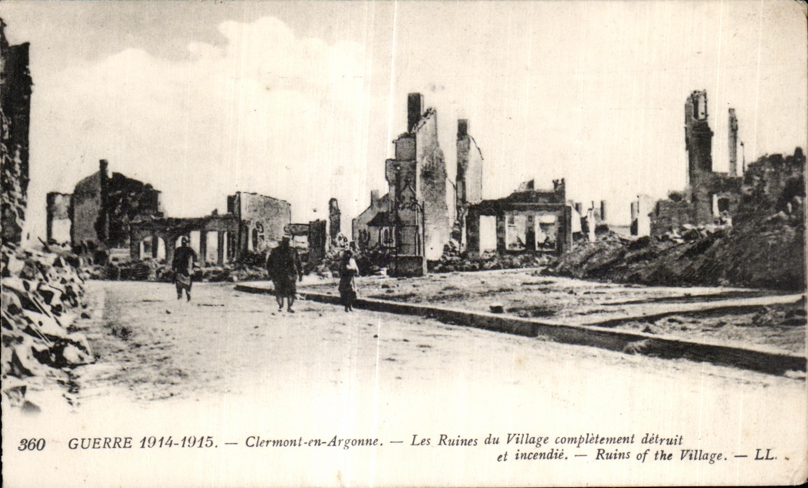 CPA Guerre Clermont en Argonne Les Ruines du Village completement detruit et incendie Ruins of the Village