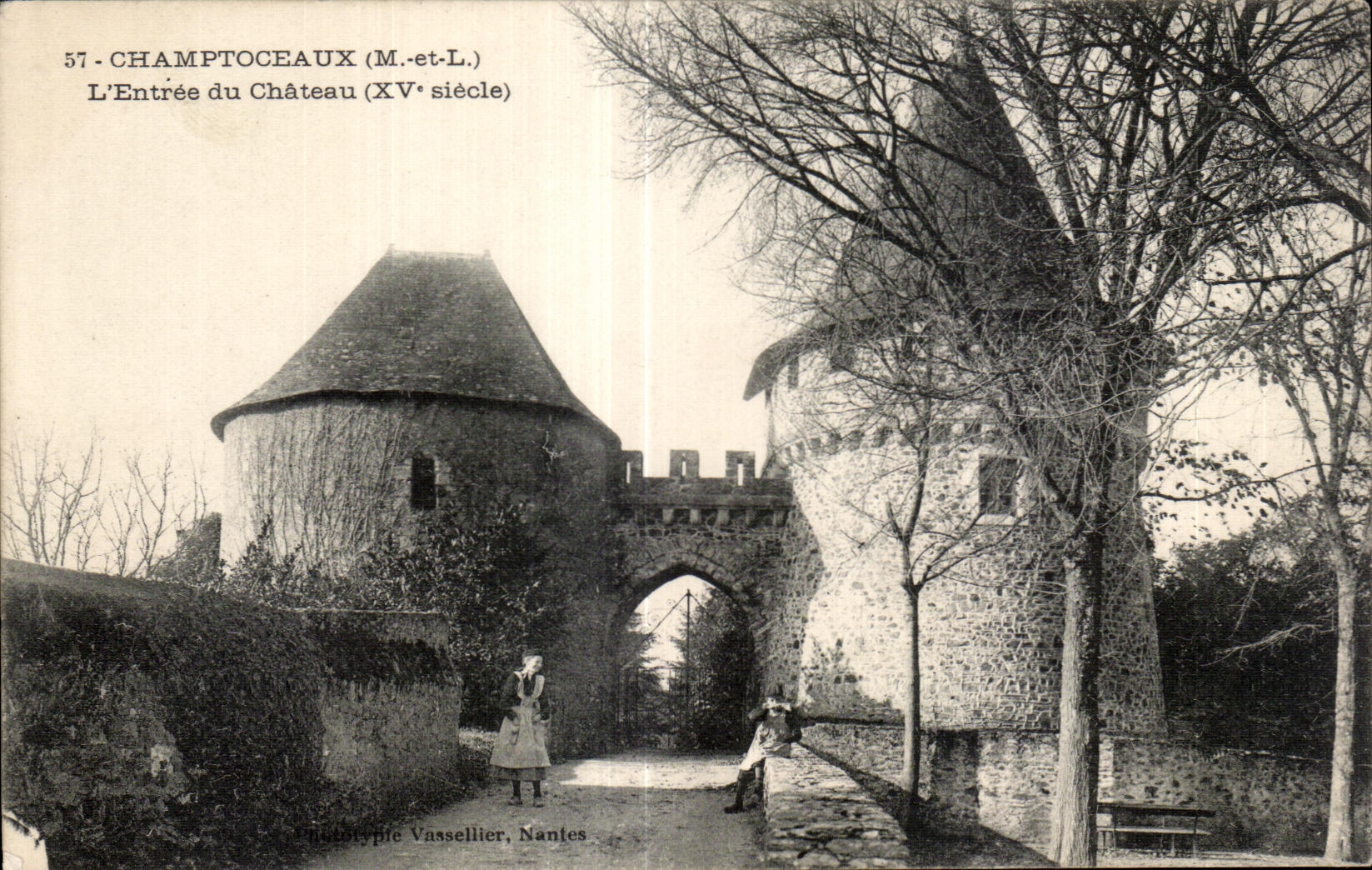 CPA Champtoceaux (M et L) L Entree du Chateau (XV Siecle)