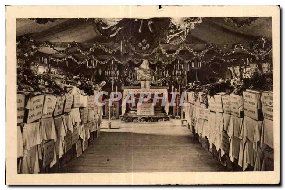 Ossuaire provisoire de DOUAUMONT — Intérieur de la chapelle abritant plusieurs cercueils — éditeur inconnu, n° de série non visible