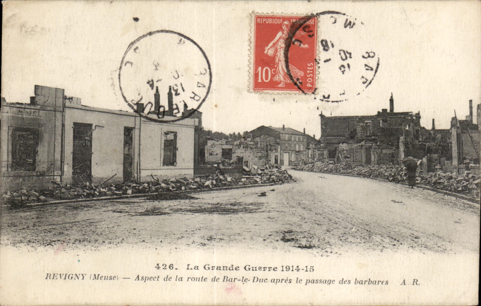 CPA La Grande Guerre Revigny (Meuse) Aspect de la route de Bar te Due apres le passage des barbares