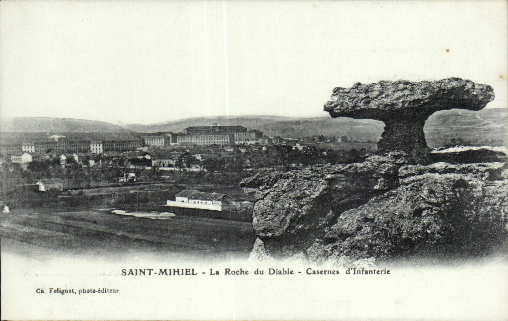 CPA Saint Mihiel La Roche du Diable Casernes d Infanterie