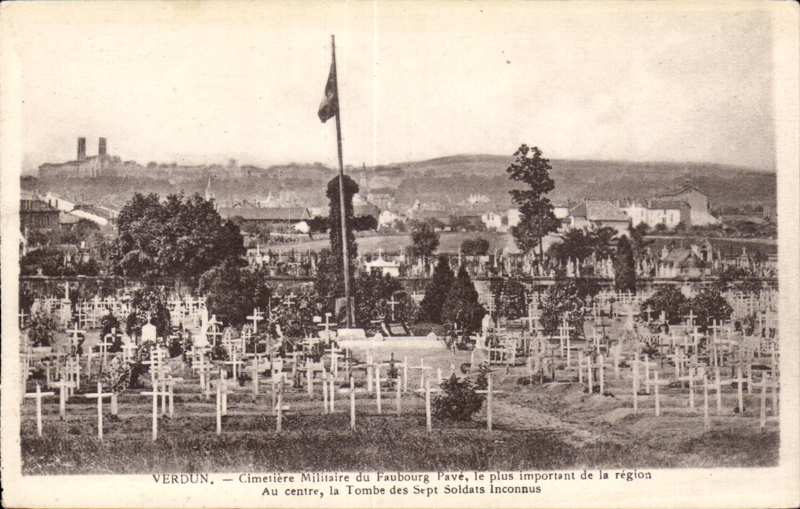 CPA Cimetiere Militaire du Faubourg Pave le plus important de la region Au centre la tombe des Sept Soldats Verdun