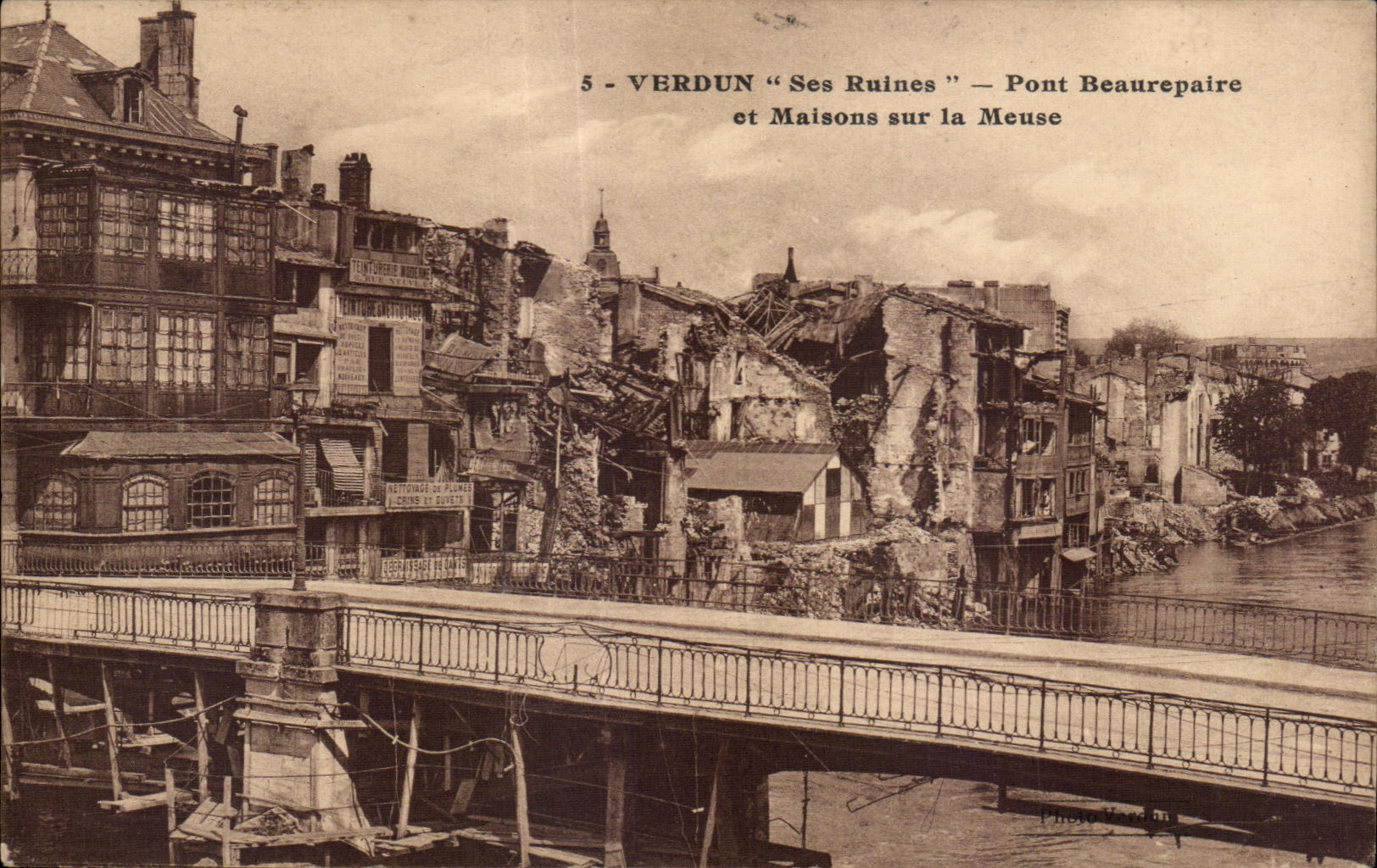 Verdun "Ses Ruines" — Pont Beaurepaire et Maisons sur la Meuse — Photo Vazé