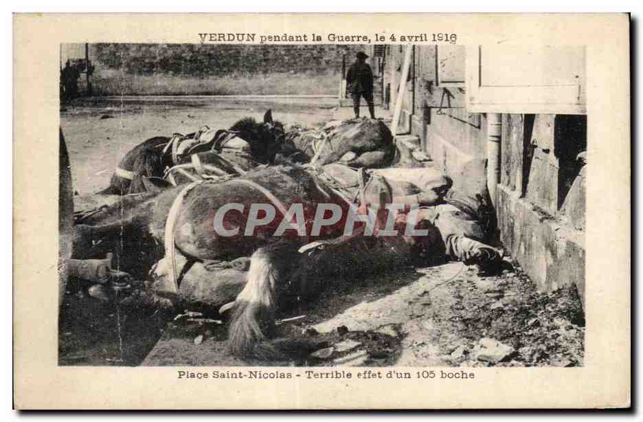 Verdun pendant la Guerre — Place Saint-Nicolas — Terrible effet d'un 105 boche — édition CPAPHIL