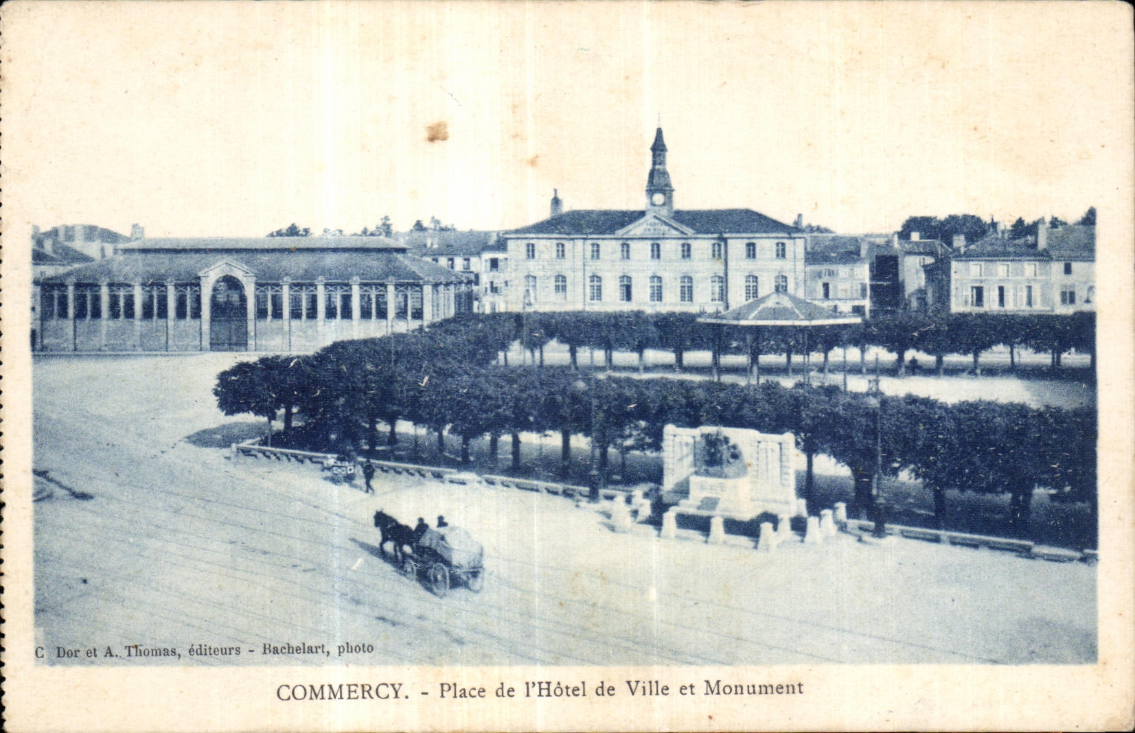 CPA Commercy Place de I Hotel de Ville et Monument