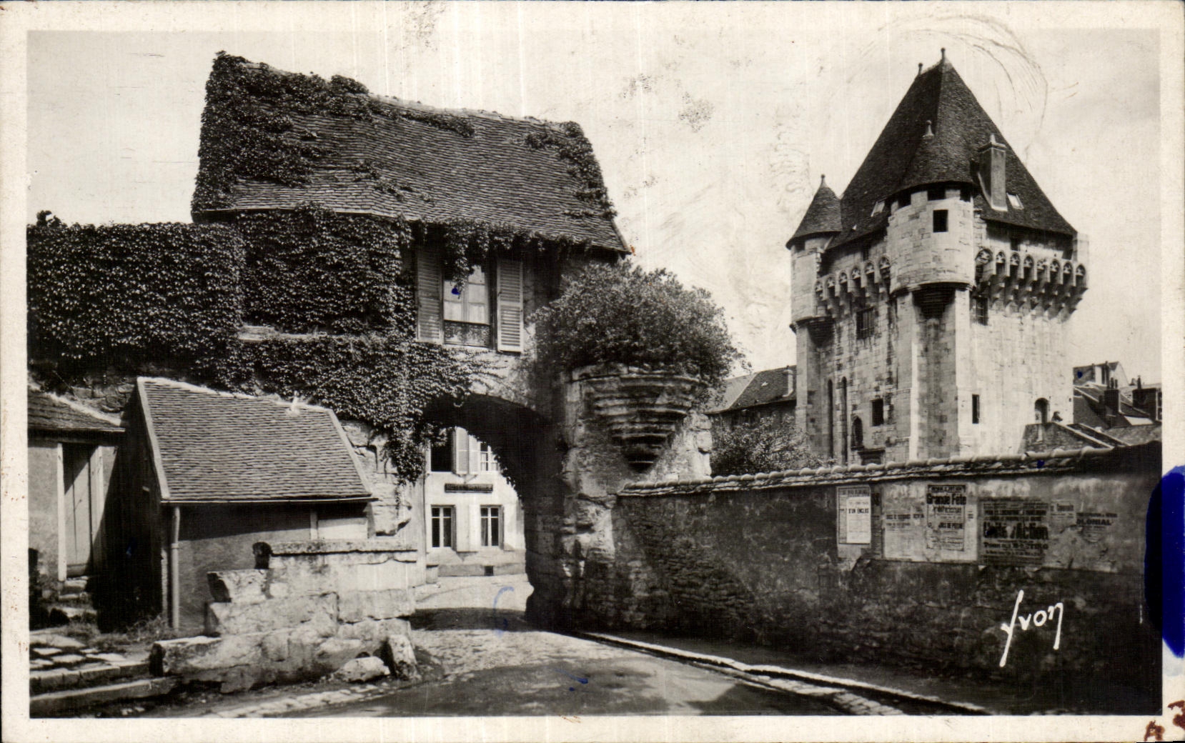 Nevers - Porte de Croux - avant porte - CPA 