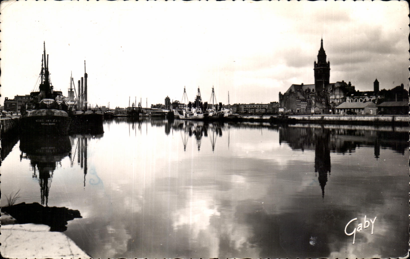 Dunkerque (Nord) — Le Vieux Bassin et l'Hôtel de Ville — Éditions Gaby