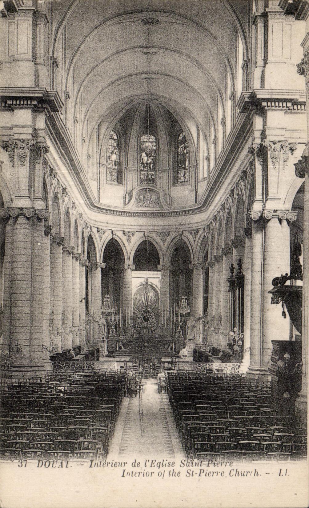 CPA Douai Interiur de I Eglise Saint Pierre Interior of the St Pierre Church