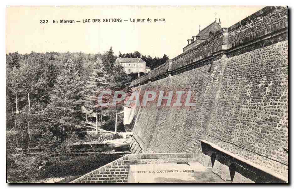CPA En Morvan Lac des Settons Le mur de garde