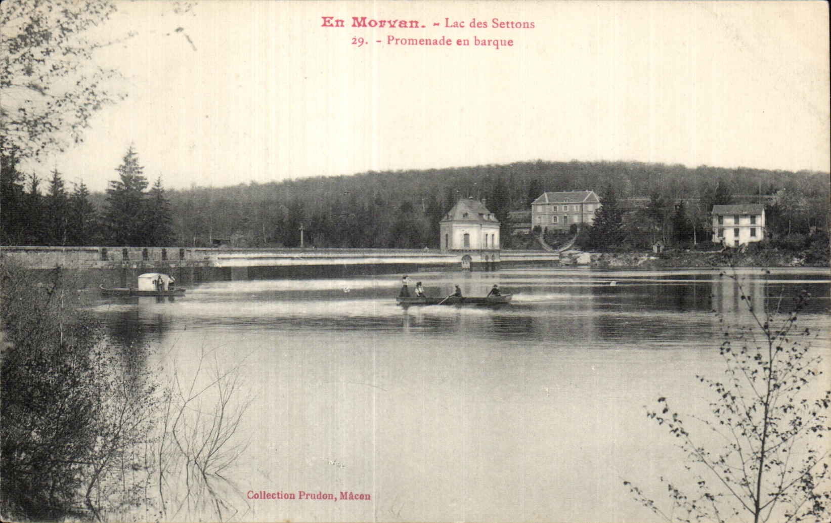 CPA En Morvan Lac des Settons Promenade en barque