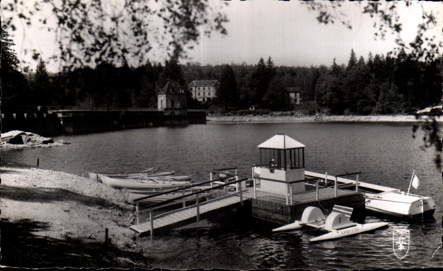 El Lago de los Settons — La Presa y uno de los Muelles — Louis Suri