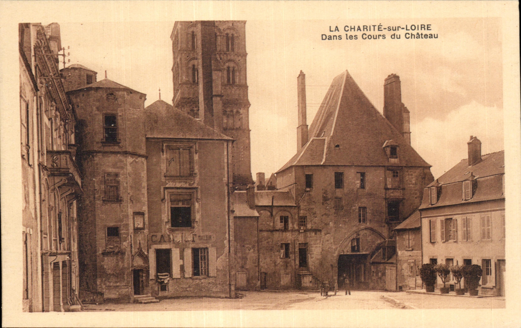 La Charite sur Loire - Dans les Cours du Chateau - CPA 