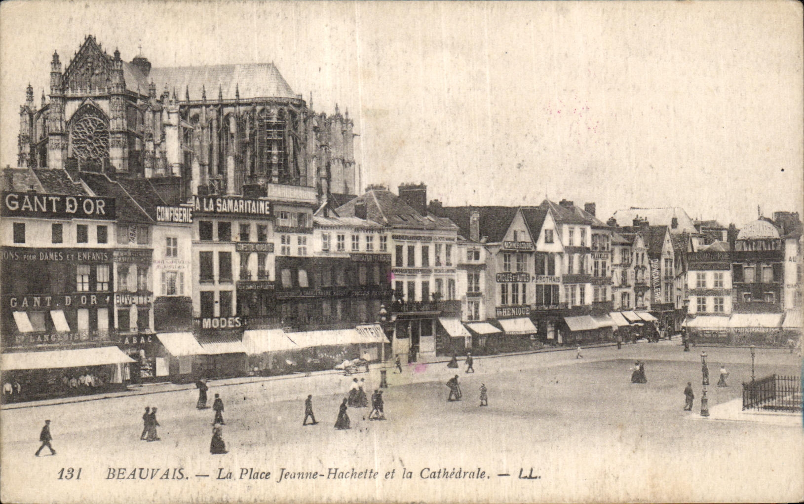 CPA Beauvais La Place Jeanne Hachette et la Cathedrale