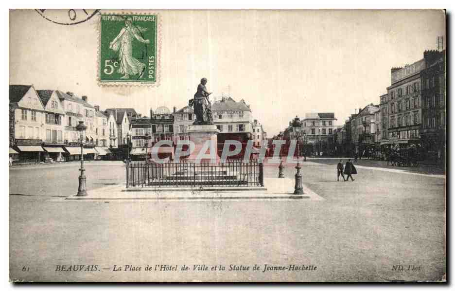 Beauvais — La Place de l'Hôtel de Ville et la Statue de Jeanne-Hachette — ND. Phot