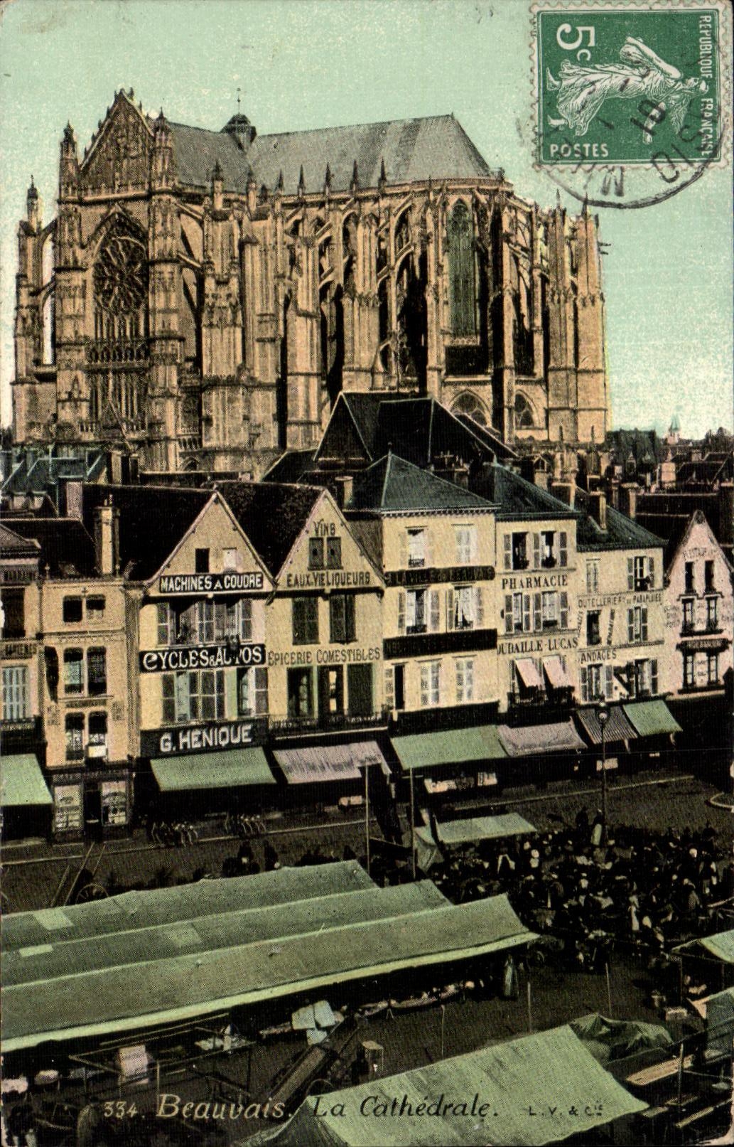 Beauvais. La Cathédrale — vue de la place du marché avec commerces — L.V. & Cie, n°334