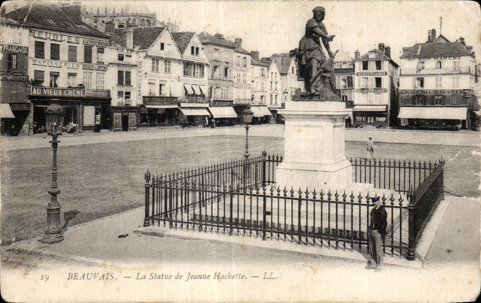 CPA Beauvais La Statue de Jeanne Hachette
